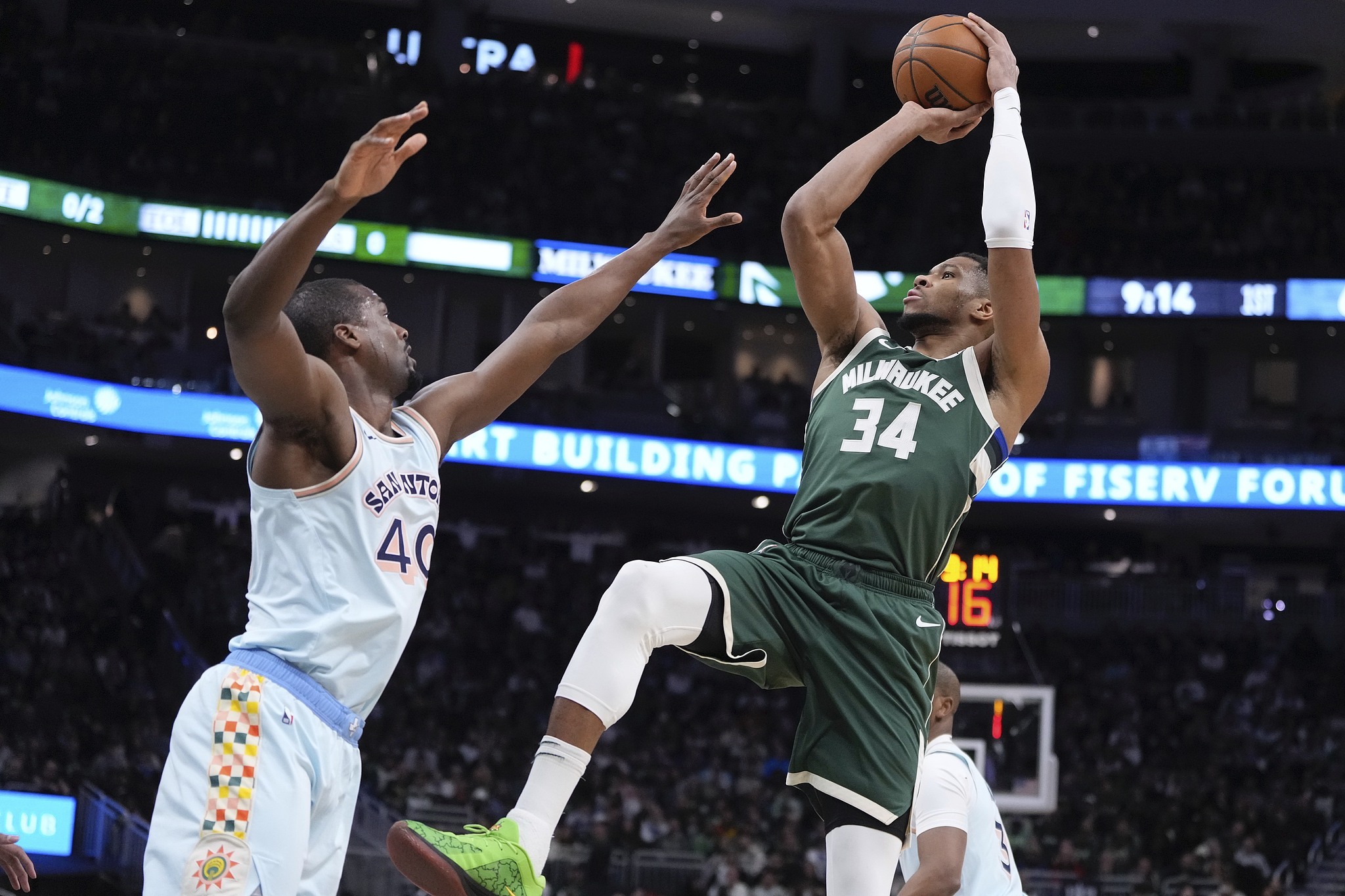 雄鹿外线火力全开，击败对手