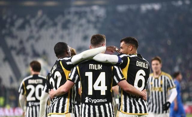 根特俄布劲敌,铁卫力阻对手出球 根特俄布劲敌,铁卫力阻对手出球