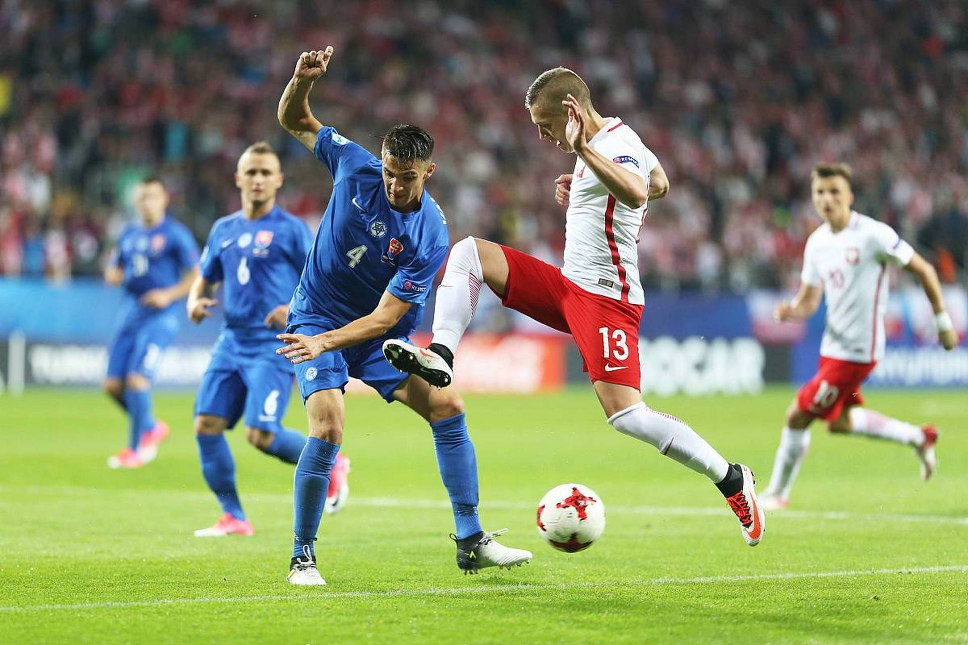 激情不断的欧洲足球盛宴:球员们全力以赴争胜 激情不断的欧洲足球盛宴:球员们全力以赴争胜