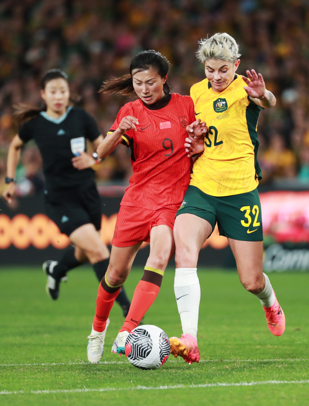 精湛技巧展现,女足球队获得冠军 精湛技巧展现,女足球队获得冠军