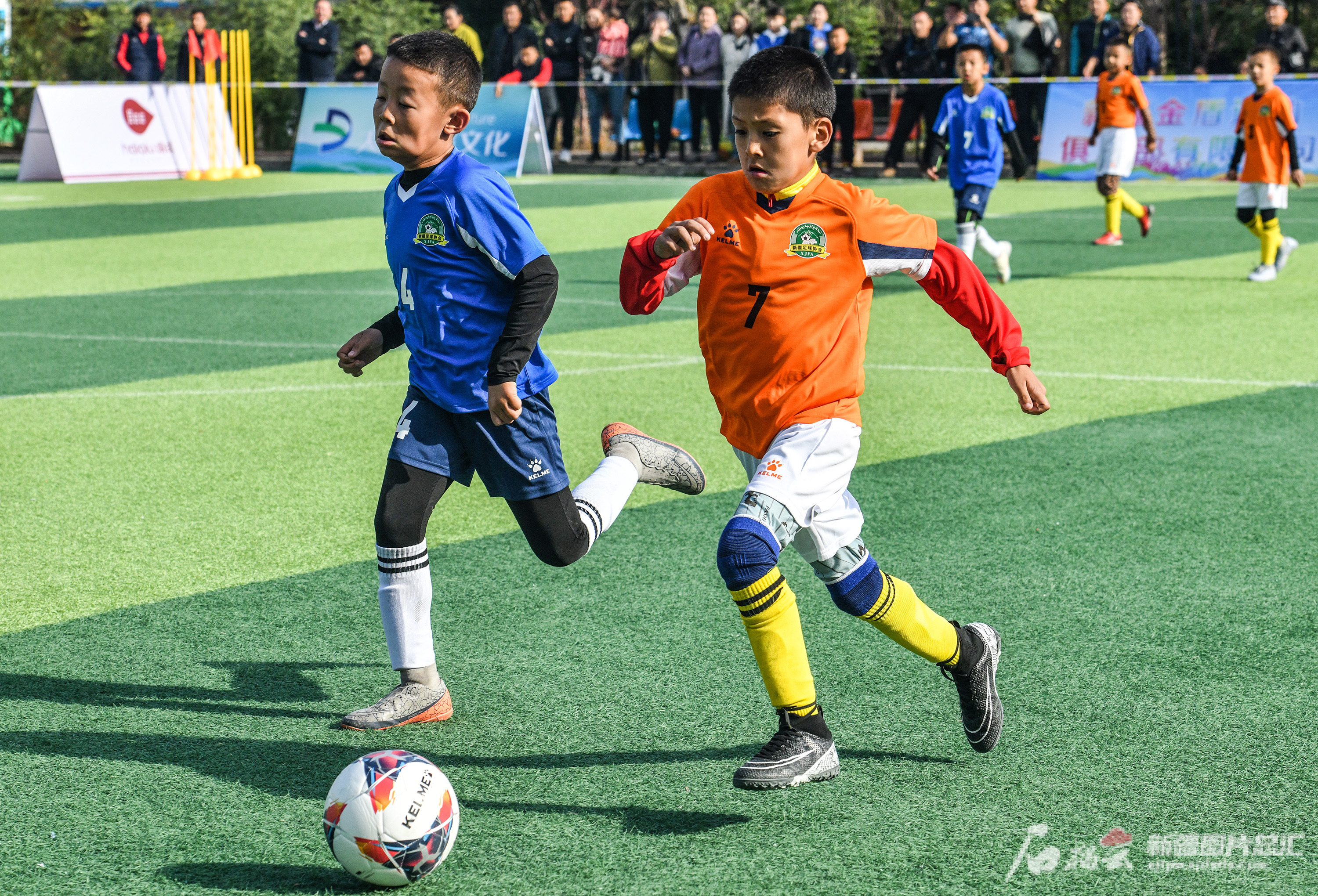 足球赛事中球员技术高超,精彩场面连连 足球赛事中球员技术高超,精彩场面连连