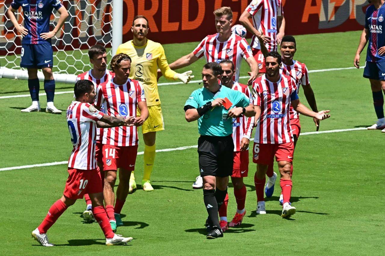 耶德尔获得红牌罚下，对球队造成困扰