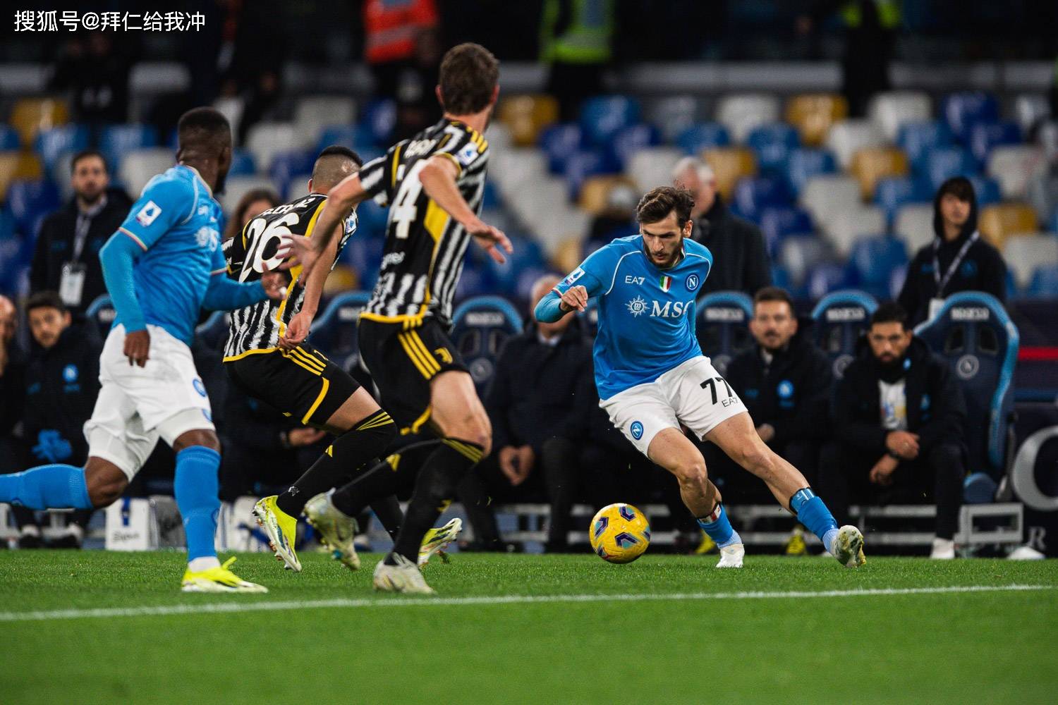 那不勒斯队在主场赢得胜利,表现出色 那不勒斯队在主场赢得胜利,表现出色