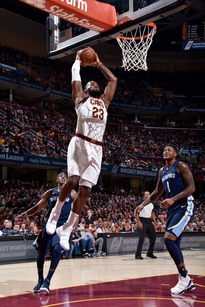 骑士大胜尼克斯，中锋凯文乐福砍下40+分