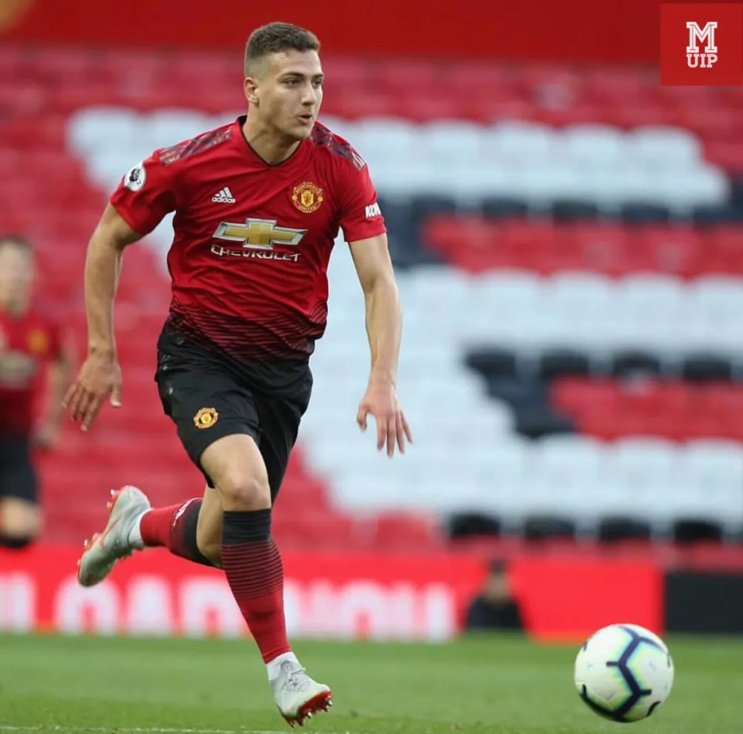 沃特福德新援表现抢眼，球队士气大增