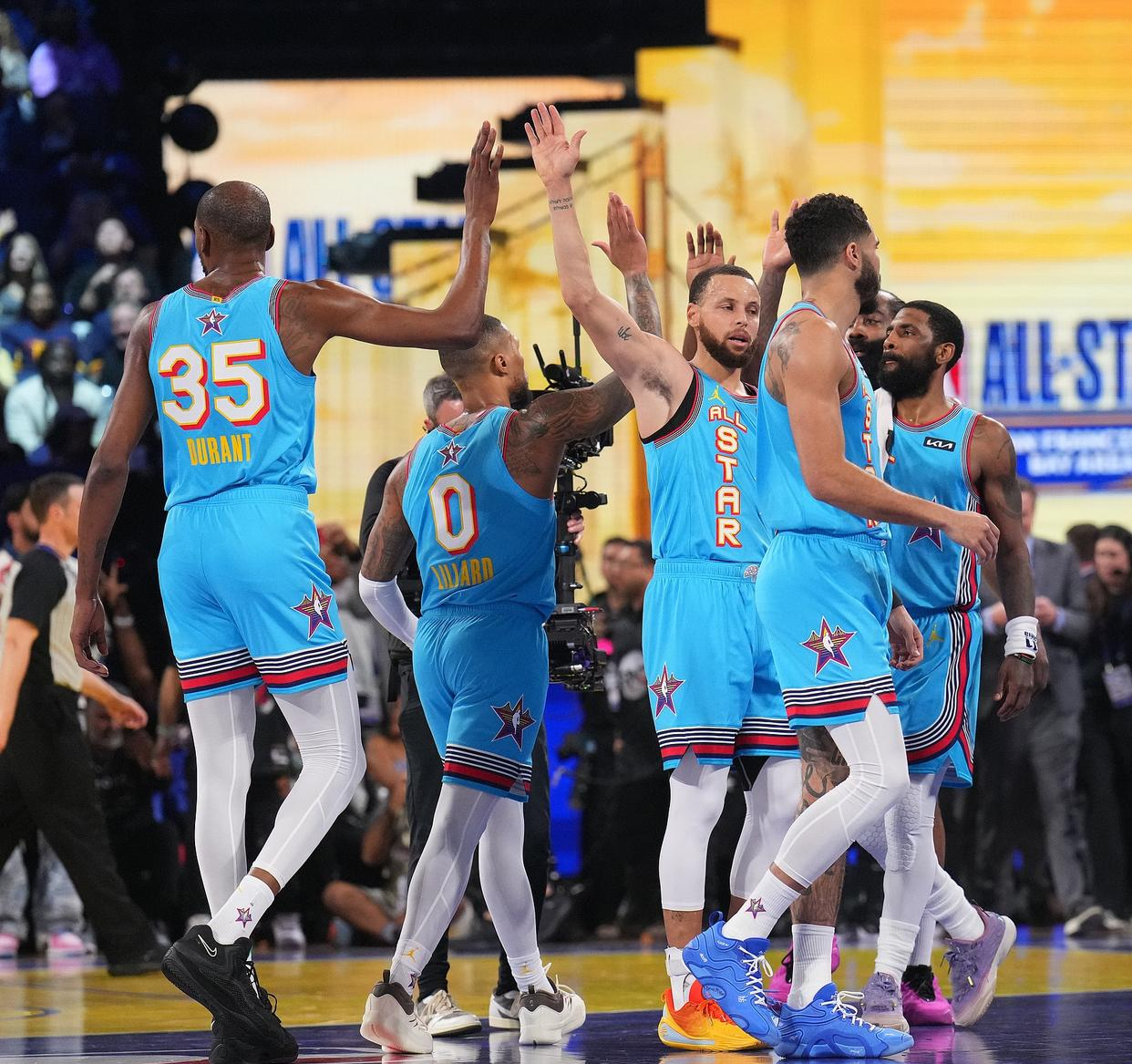 全明星队以惊人表现击败对手，晋级决赛