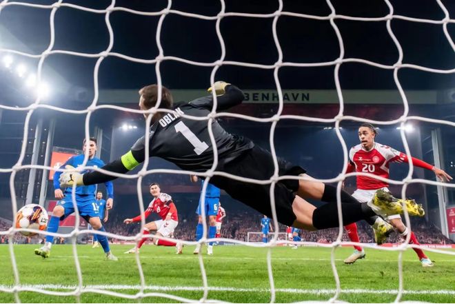 关于意大利胜罗马尼亚，提前锁定小组第一的信息