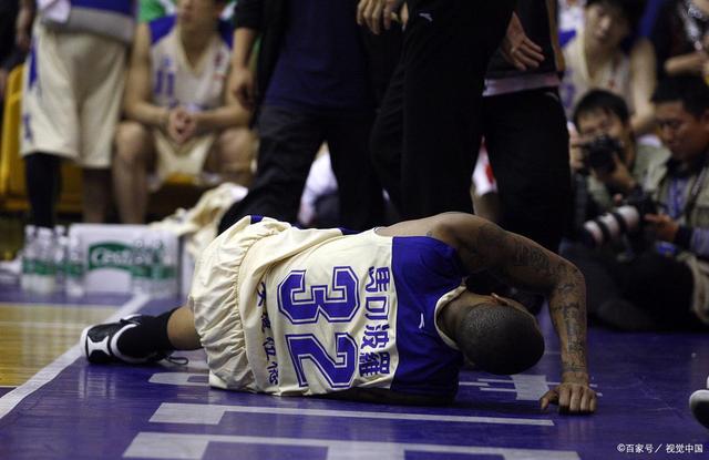 罗斯伤停在替补席看球,森林狼主场负爵士 罗斯伤停在替补席看球,森林狼主场负爵士