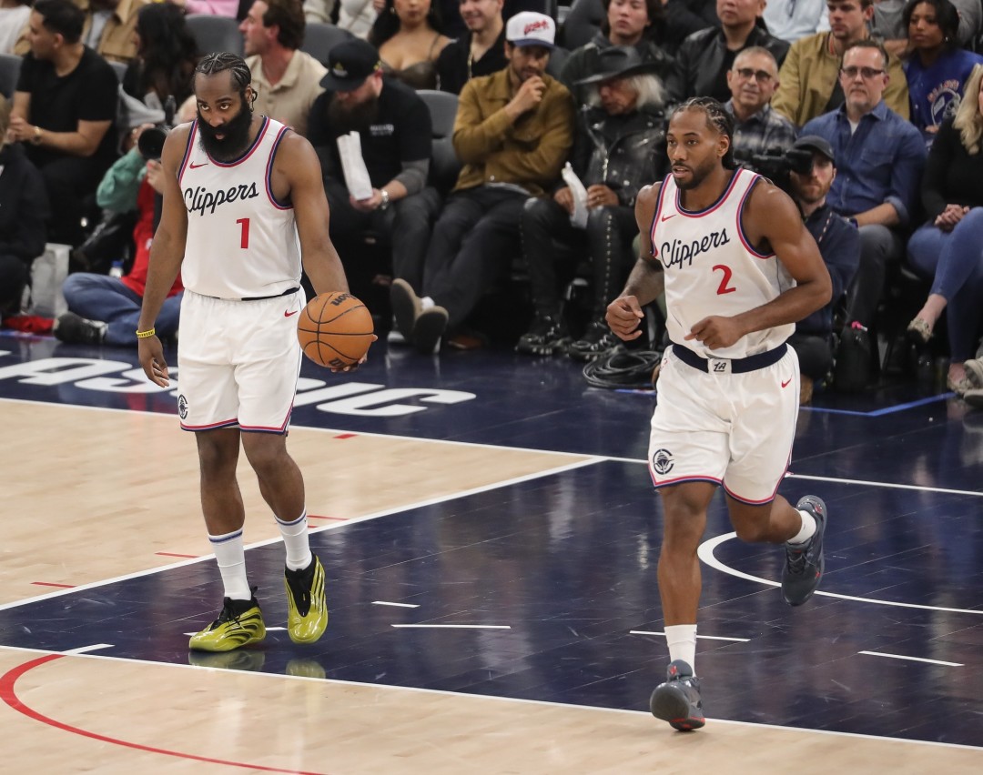 快船逆转湖人取得胜利,莱昂纳德状态回暖 快船逆转湖人取得胜利,莱昂纳德状态回暖