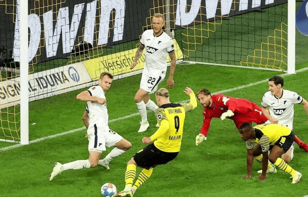 霍芬海姆在德甲比赛中展现出色实力,引人瞩目 霍芬海姆在德甲比赛中展现出色实力,引人瞩目