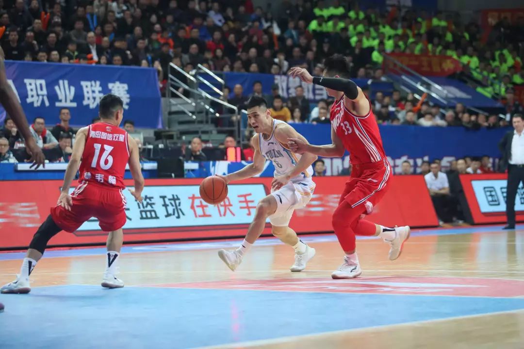 天津队绝杀青岛队，王哲林带队取胜